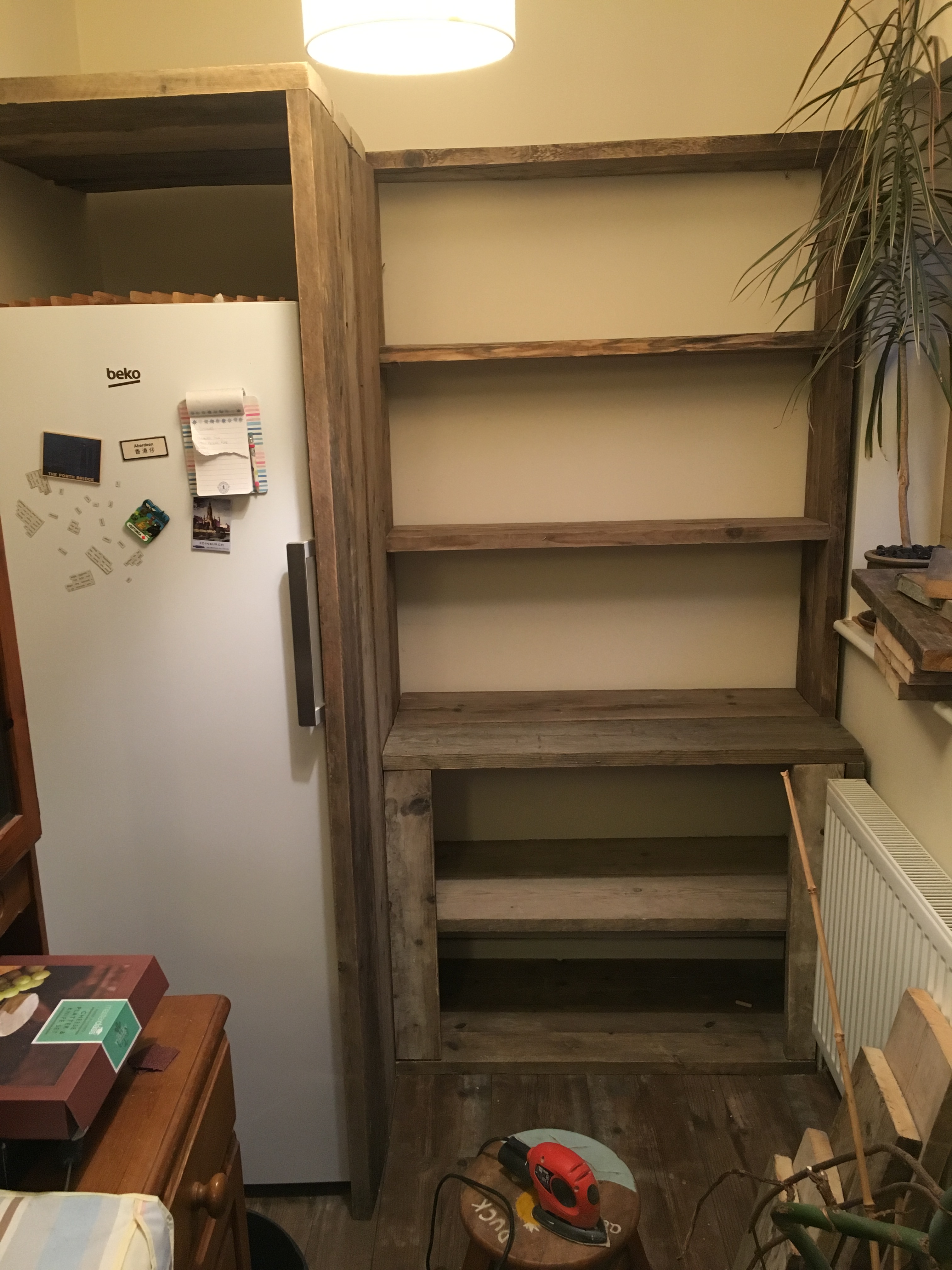 Scaffolding plank dresser and shelving (www.coolupycled.com)