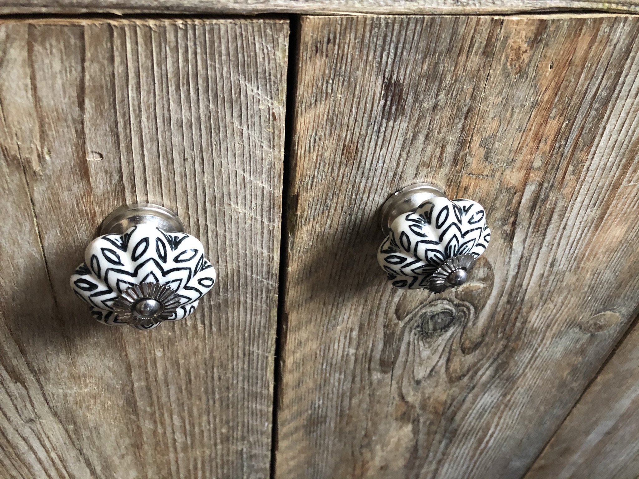 Scaffolding plank dresser and shelving (www.coolupycled.com)