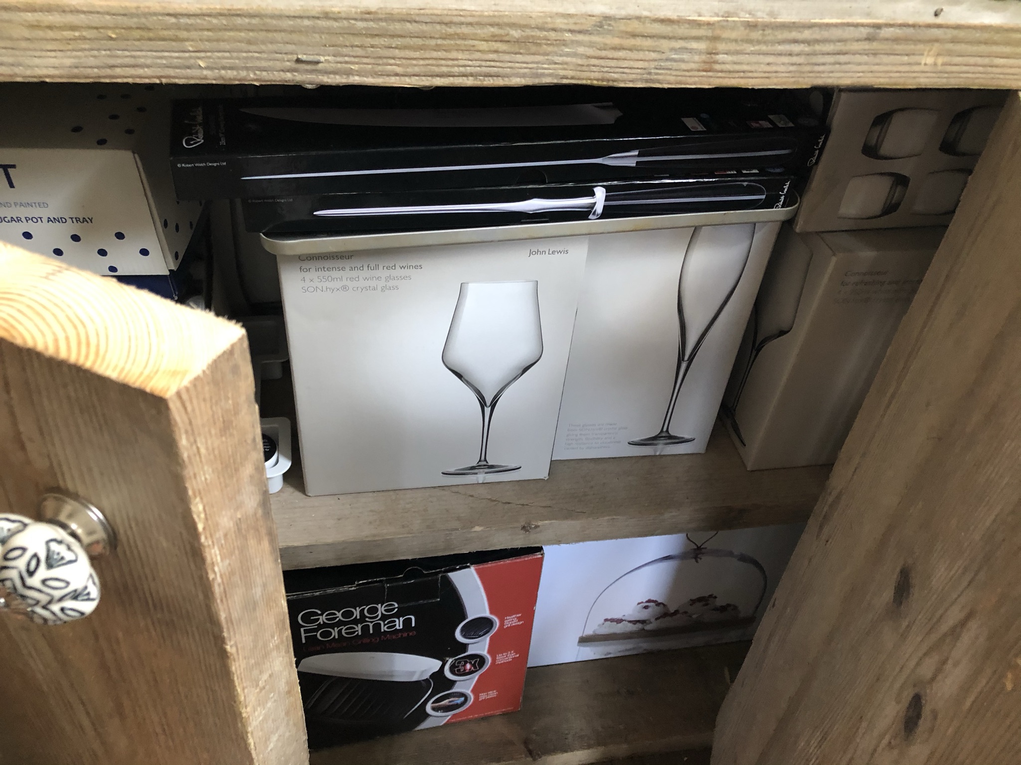 Scaffolding plank dresser and shelving (www.coolupycled.com)