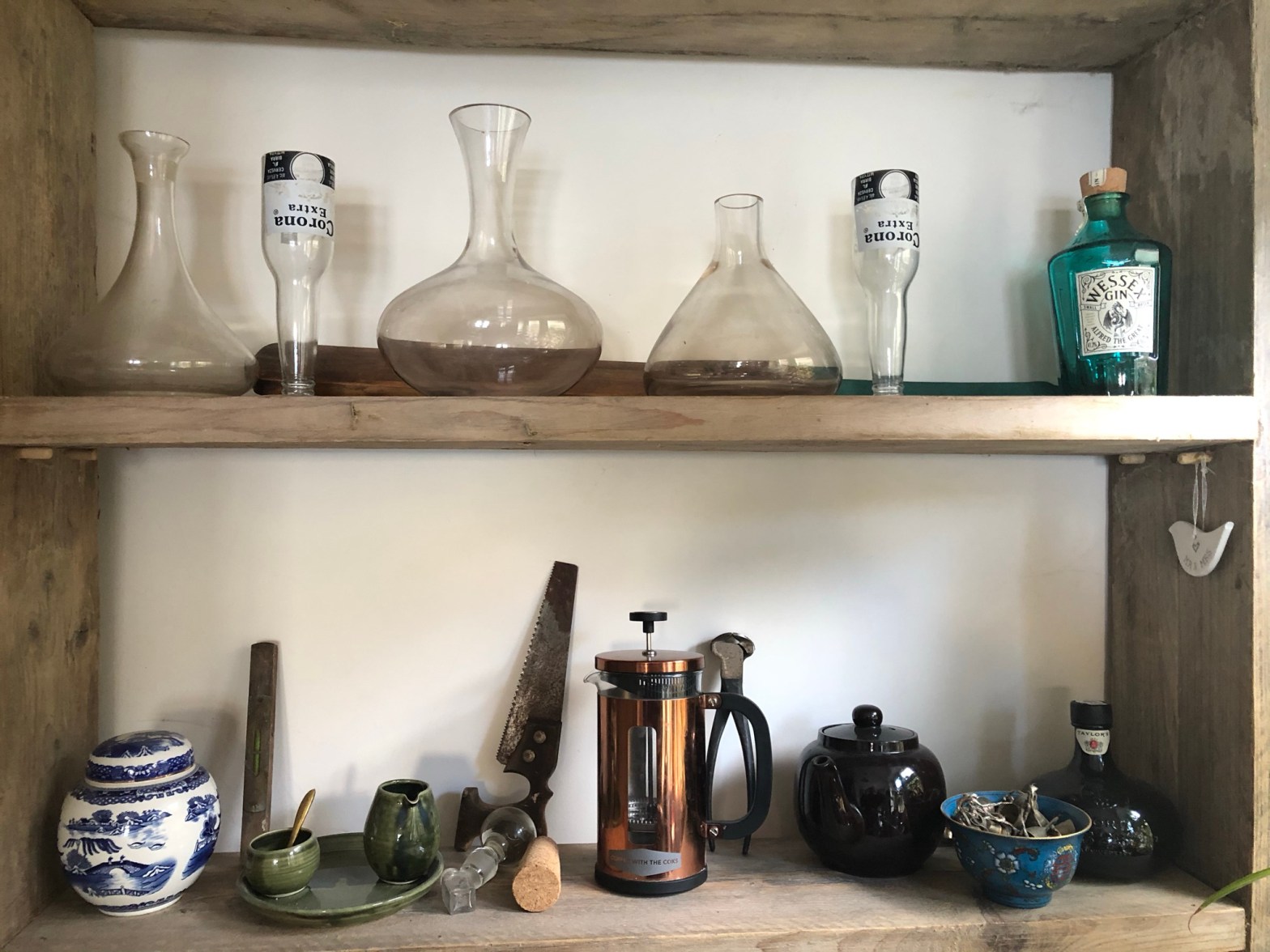 Scaffolding plank dresser and shelving (www.coolupycled.com)