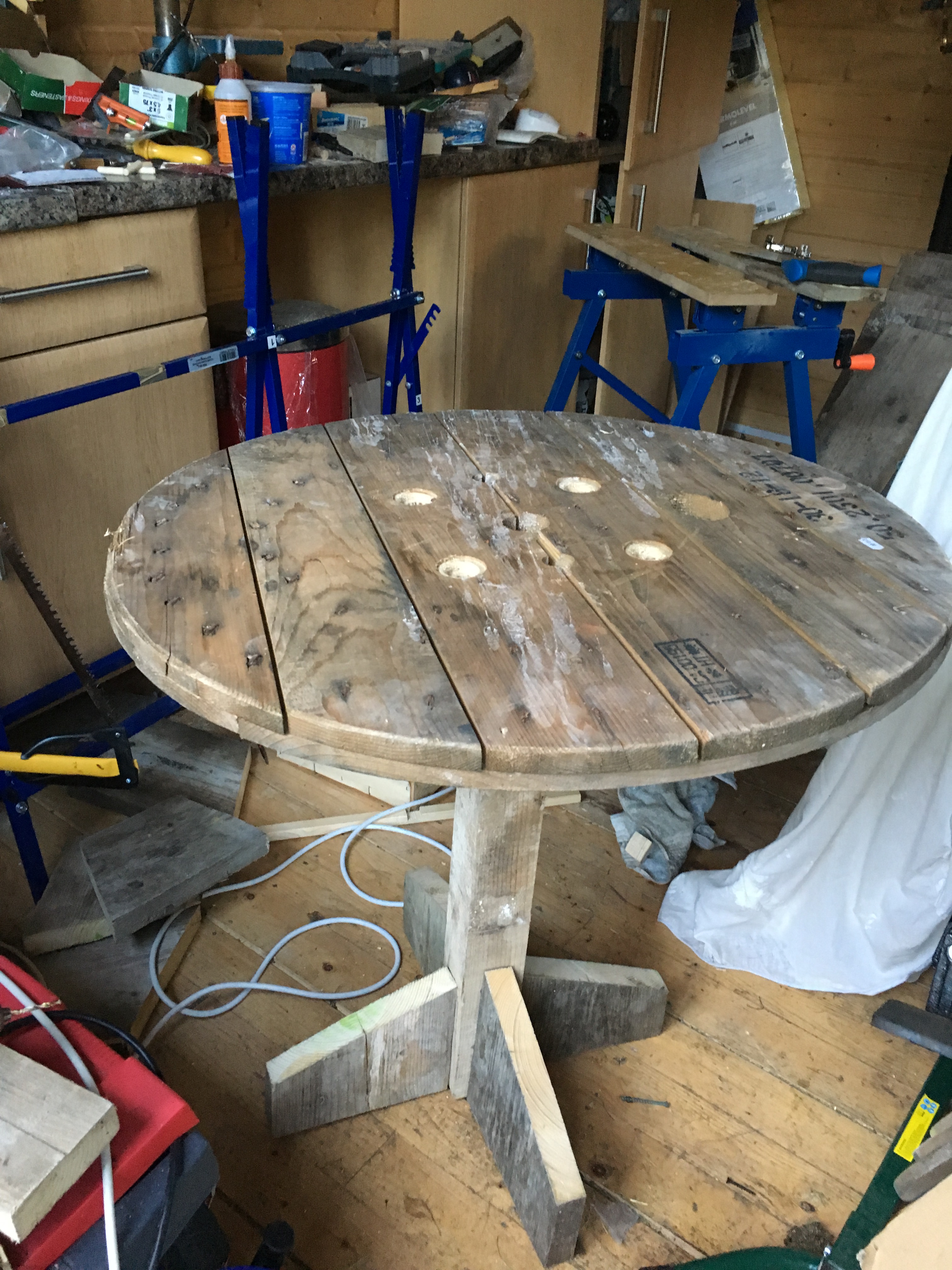 Cable reel, scaffolding and fence post table (www.coolupycled.com)