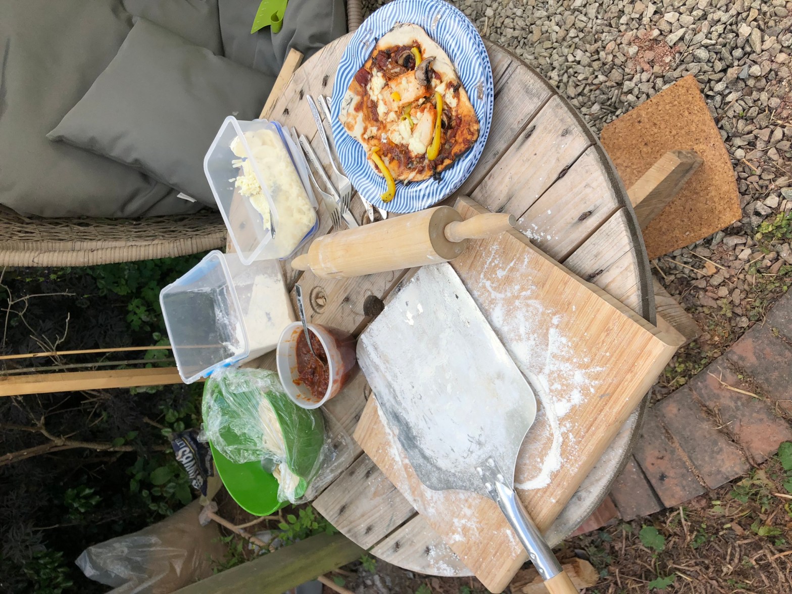 Cable reel, scaffolding and fence post table (www.coolupycled.com)