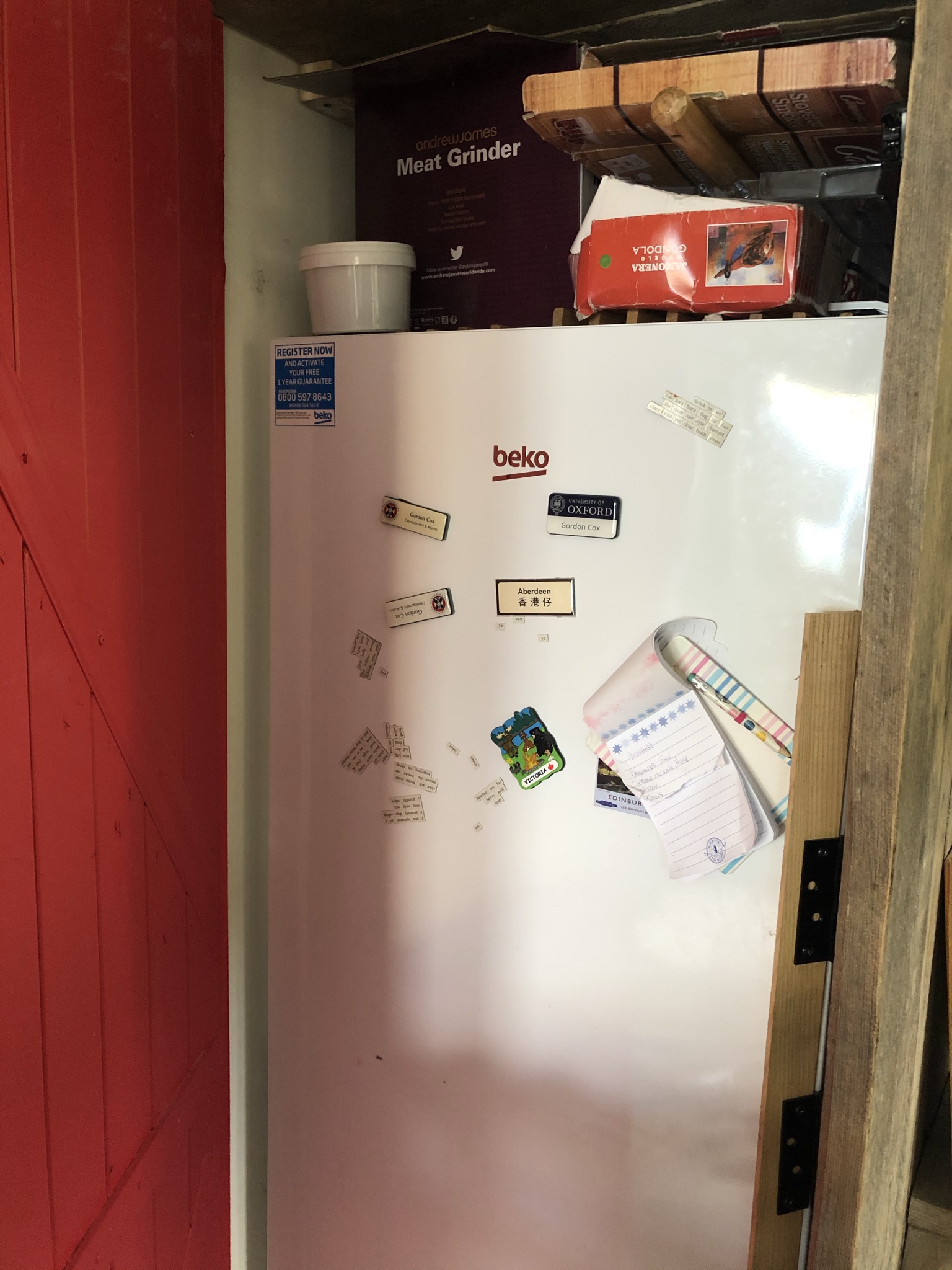 Scaffolding plank dresser and shelving (www.coolupycled.com)